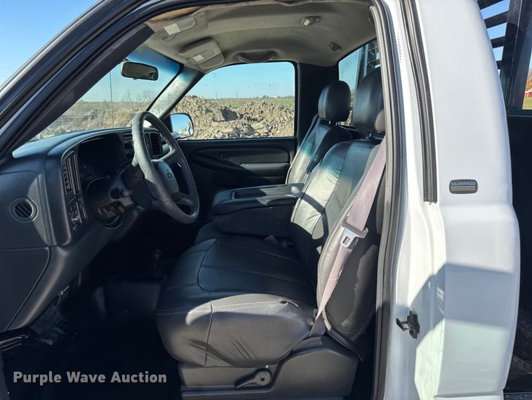 image for item ED1556 2000 Chevrolet Silverado 2500 flatbed pickup truck