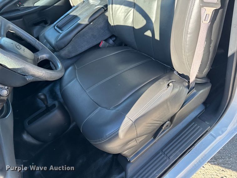 image for item ED1556 2000 Chevrolet Silverado 2500 flatbed pickup truck