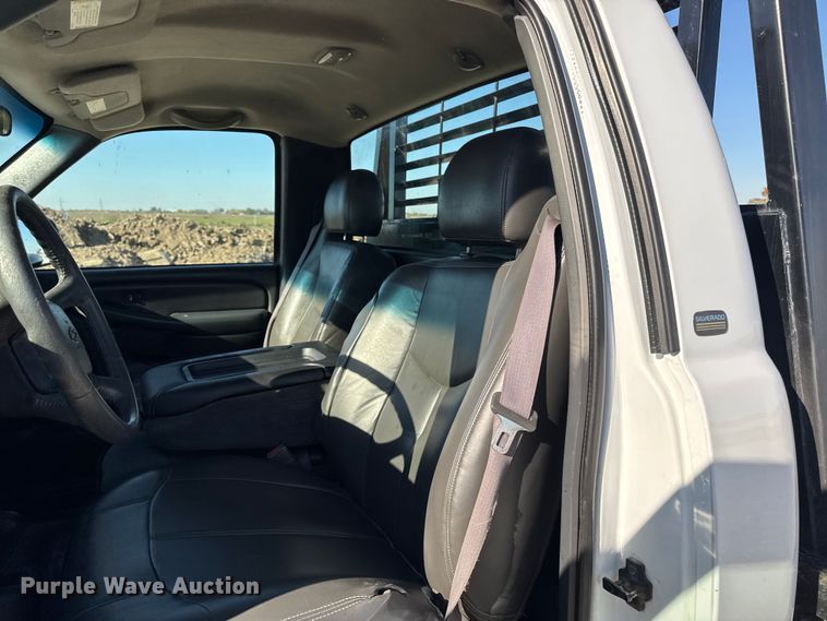 image for item ED1556 2000 Chevrolet Silverado 2500 flatbed pickup truck