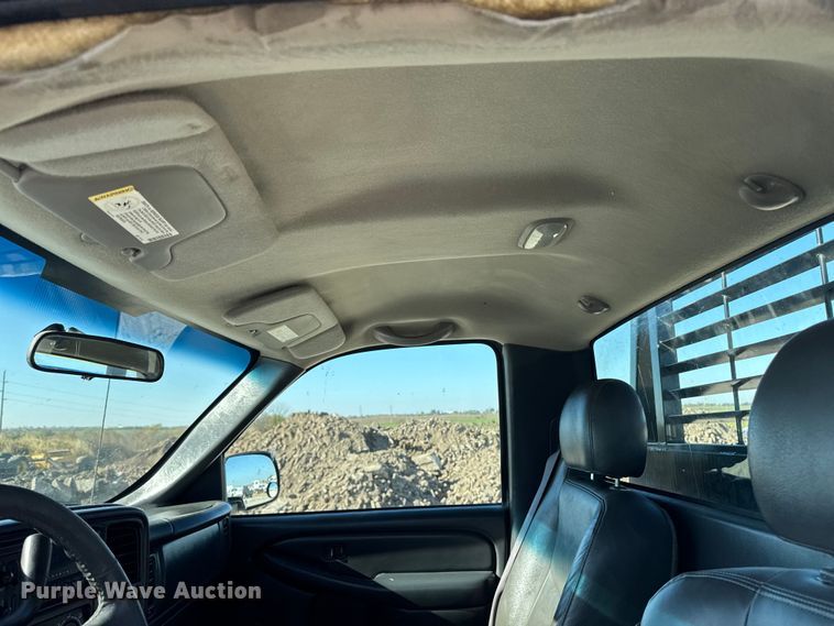 image for item ED1556 2000 Chevrolet Silverado 2500 flatbed pickup truck