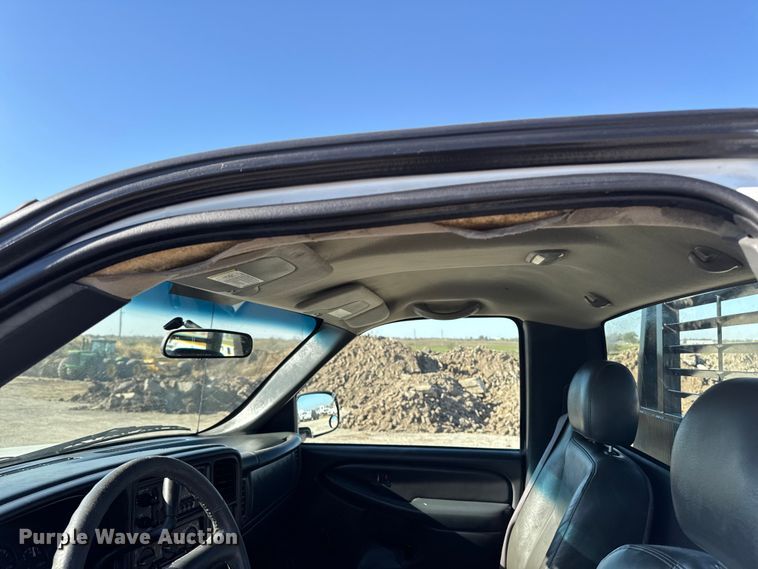 image for item ED1556 2000 Chevrolet Silverado 2500 flatbed pickup truck