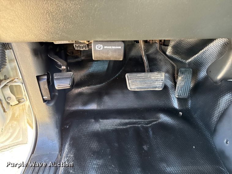 image for item ED1556 2000 Chevrolet Silverado 2500 flatbed pickup truck