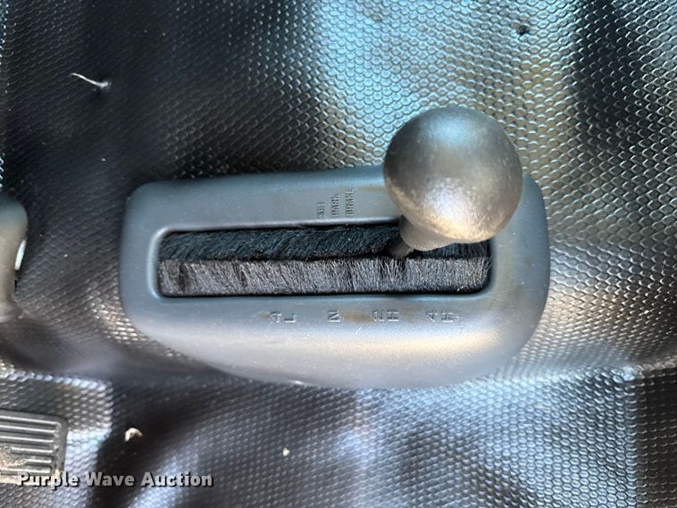 image for item ED1556 2000 Chevrolet Silverado 2500 flatbed pickup truck