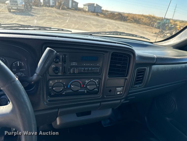 image for item ED1556 2000 Chevrolet Silverado 2500 flatbed pickup truck