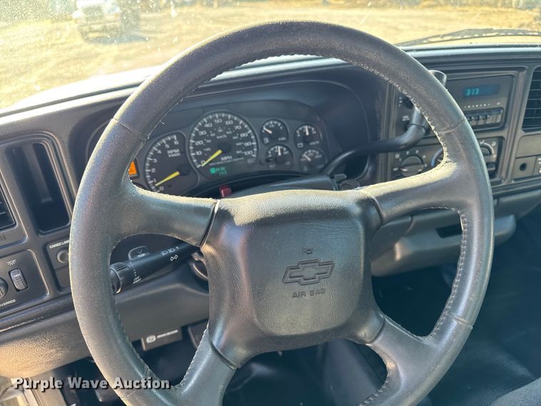 image for item ED1556 2000 Chevrolet Silverado 2500 flatbed pickup truck