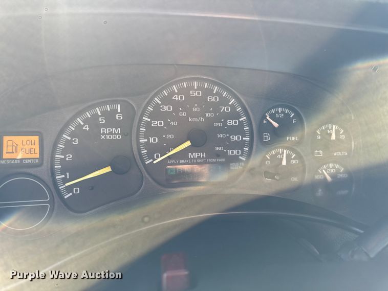 image for item ED1556 2000 Chevrolet Silverado 2500 flatbed pickup truck