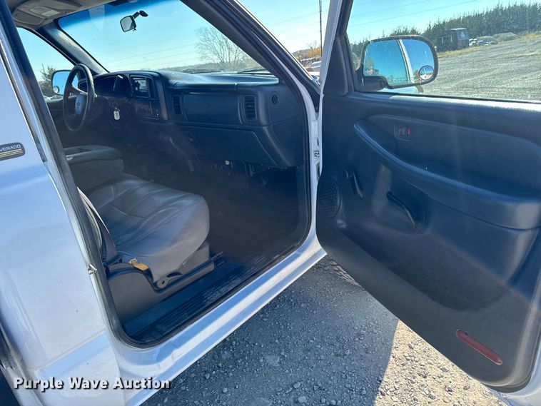 image for item ED1556 2000 Chevrolet Silverado 2500 flatbed pickup truck