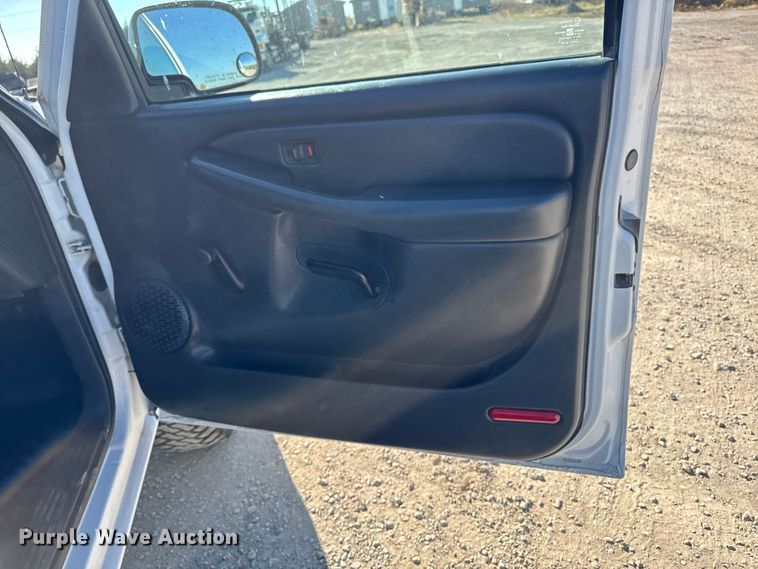 image for item ED1556 2000 Chevrolet Silverado 2500 flatbed pickup truck