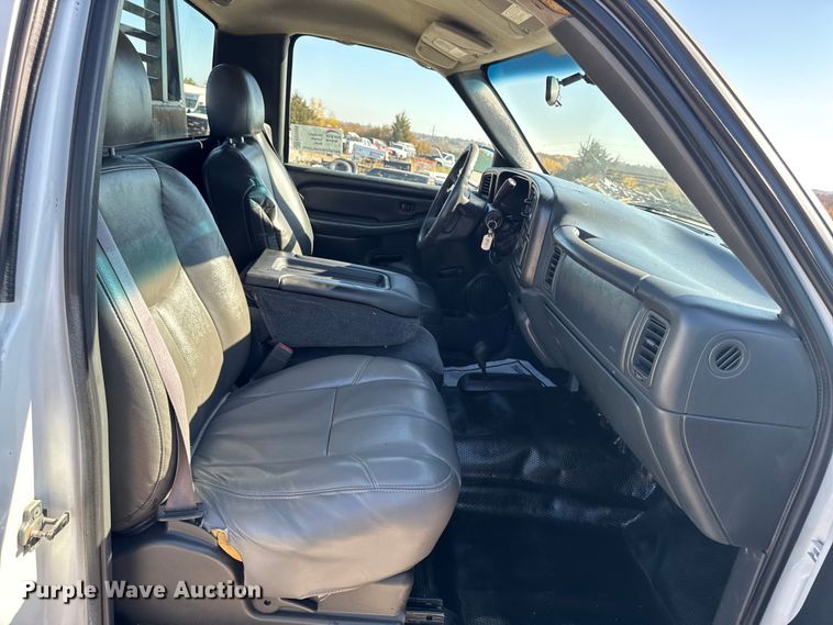 image for item ED1556 2000 Chevrolet Silverado 2500 flatbed pickup truck