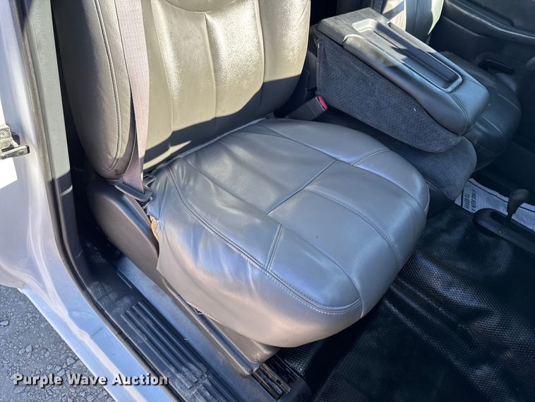 image for item ED1556 2000 Chevrolet Silverado 2500 flatbed pickup truck