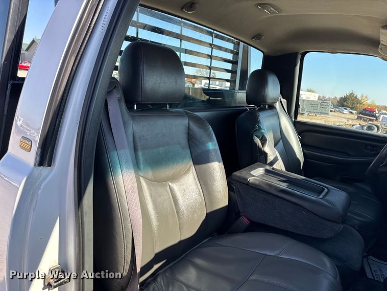 image for item ED1556 2000 Chevrolet Silverado 2500 flatbed pickup truck