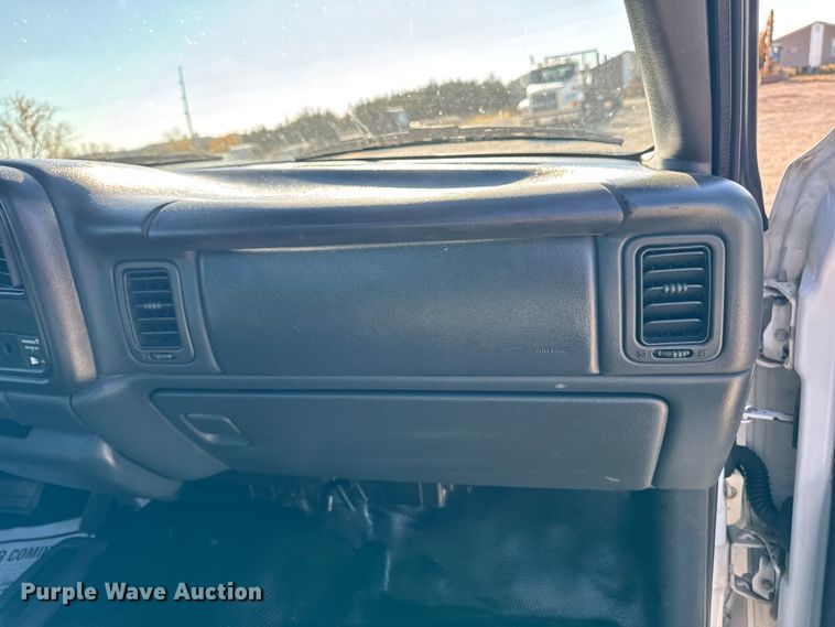 image for item ED1556 2000 Chevrolet Silverado 2500 flatbed pickup truck