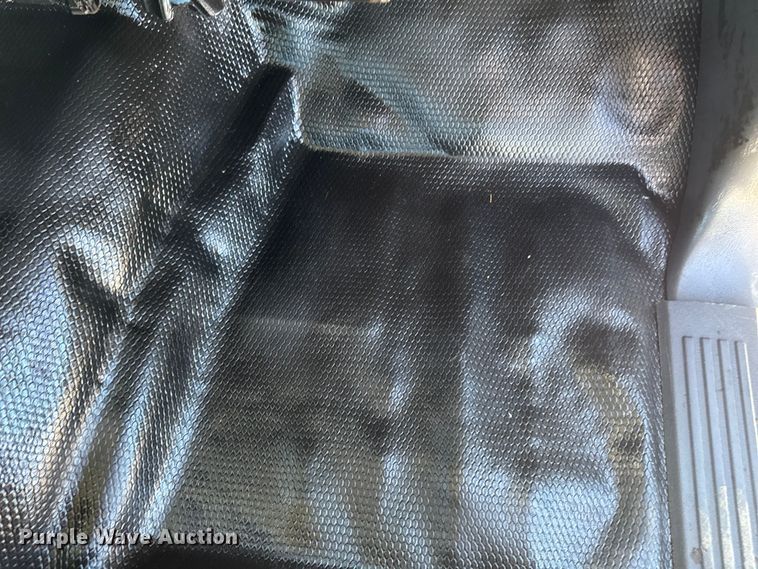 image for item ED1556 2000 Chevrolet Silverado 2500 flatbed pickup truck