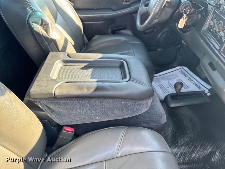 image for item ED1556 2000 Chevrolet Silverado 2500 flatbed pickup truck