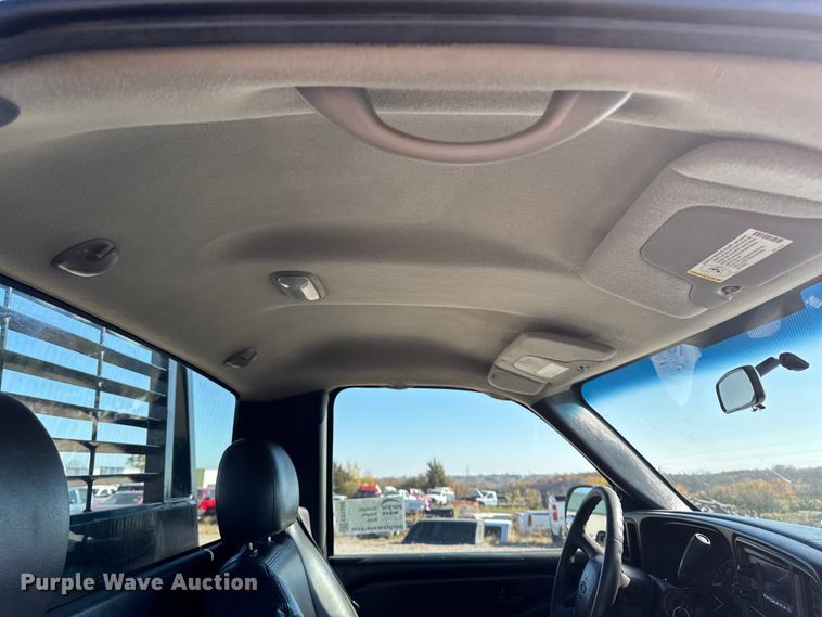 image for item ED1556 2000 Chevrolet Silverado 2500 flatbed pickup truck