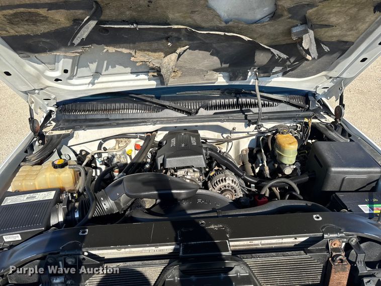 image for item ED1556 2000 Chevrolet Silverado 2500 flatbed pickup truck