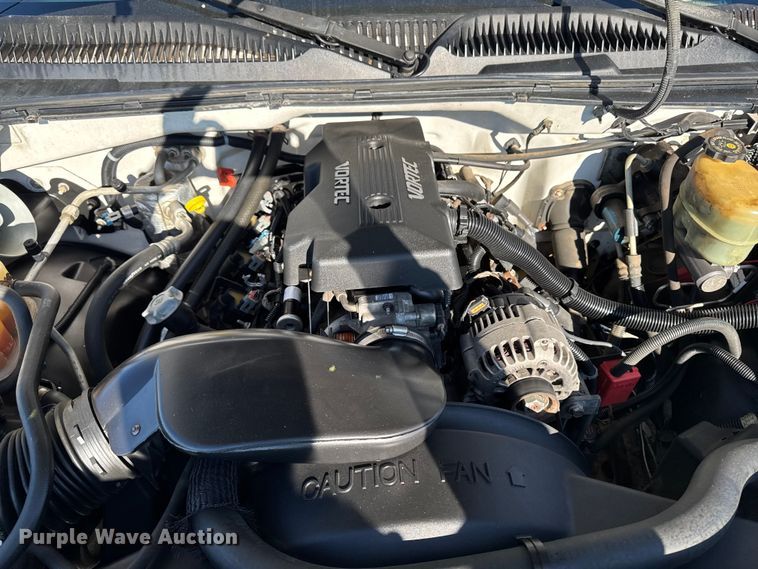 image for item ED1556 2000 Chevrolet Silverado 2500 flatbed pickup truck