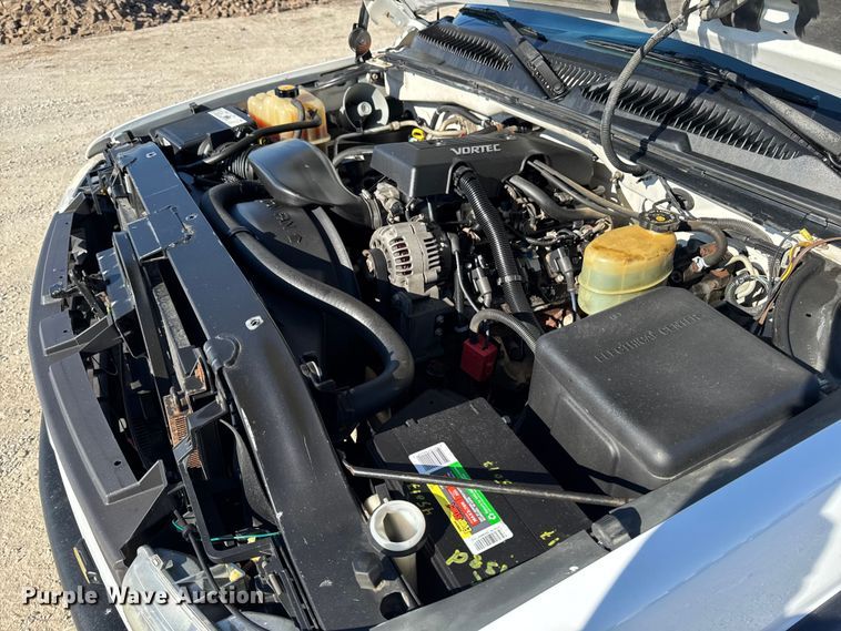 image for item ED1556 2000 Chevrolet Silverado 2500 flatbed pickup truck