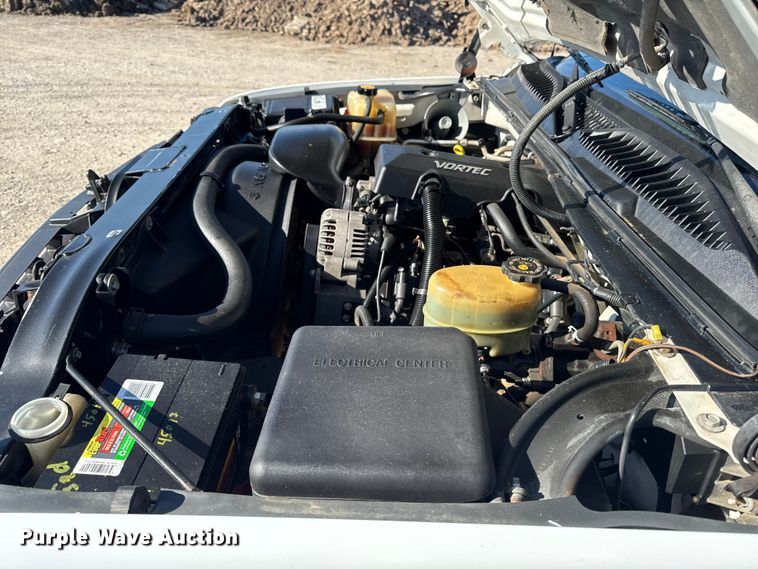 image for item ED1556 2000 Chevrolet Silverado 2500 flatbed pickup truck