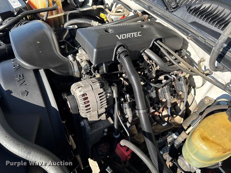 image for item ED1556 2000 Chevrolet Silverado 2500 flatbed pickup truck