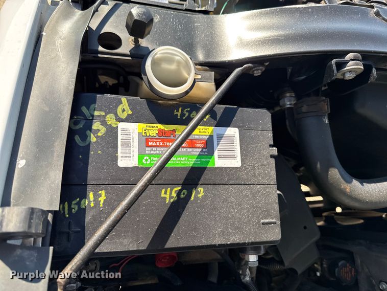 image for item ED1556 2000 Chevrolet Silverado 2500 flatbed pickup truck