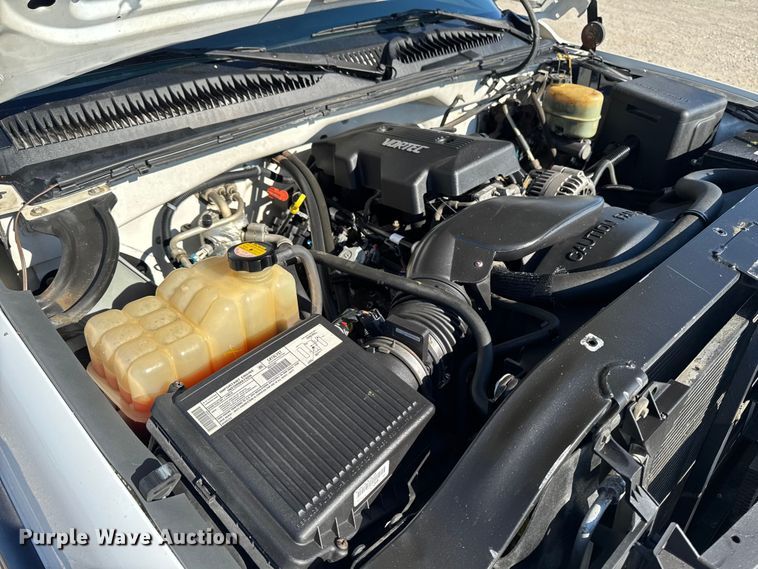 image for item ED1556 2000 Chevrolet Silverado 2500 flatbed pickup truck