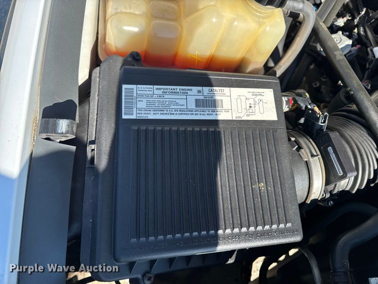 image for item ED1556 2000 Chevrolet Silverado 2500 flatbed pickup truck