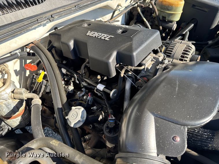 image for item ED1556 2000 Chevrolet Silverado 2500 flatbed pickup truck