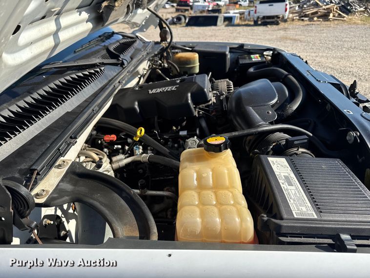 image for item ED1556 2000 Chevrolet Silverado 2500 flatbed pickup truck