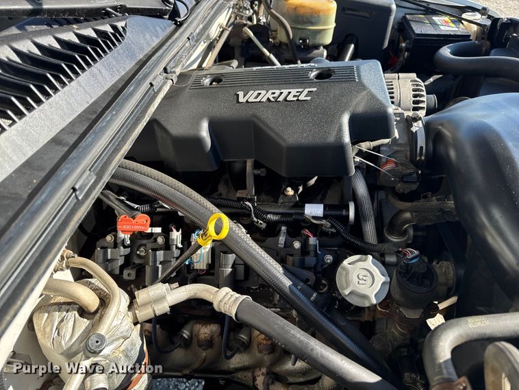 image for item ED1556 2000 Chevrolet Silverado 2500 flatbed pickup truck