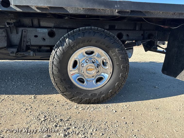 image for item ED1556 2000 Chevrolet Silverado 2500 flatbed pickup truck