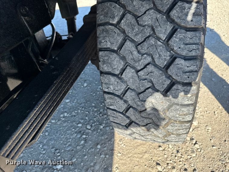 image for item ED1556 2000 Chevrolet Silverado 2500 flatbed pickup truck