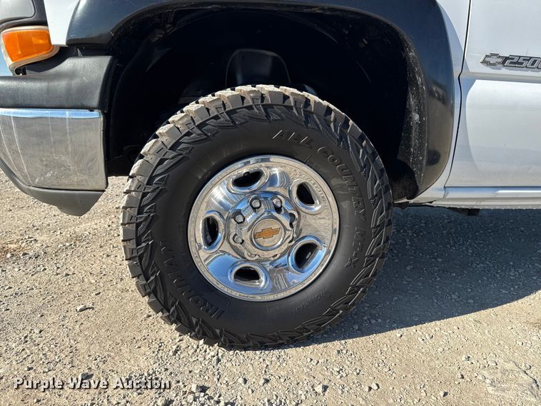 image for item ED1556 2000 Chevrolet Silverado 2500 flatbed pickup truck