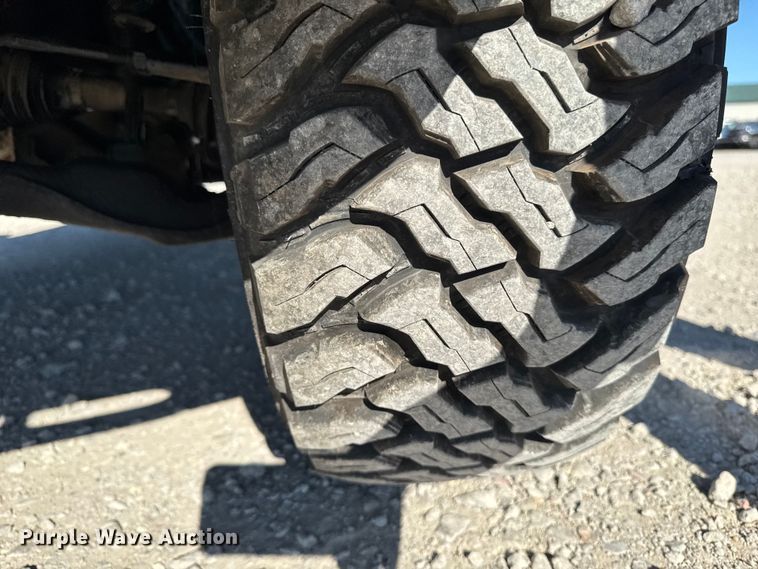 image for item ED1556 2000 Chevrolet Silverado 2500 flatbed pickup truck