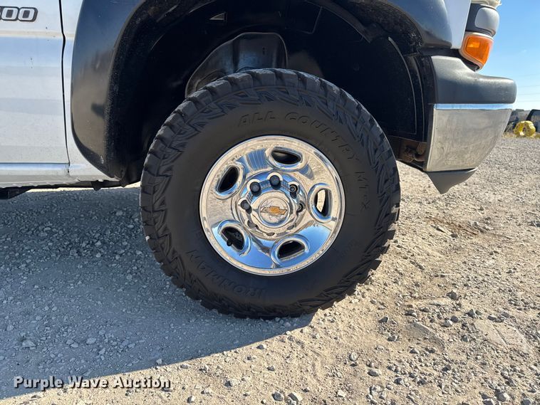 image for item ED1556 2000 Chevrolet Silverado 2500 flatbed pickup truck