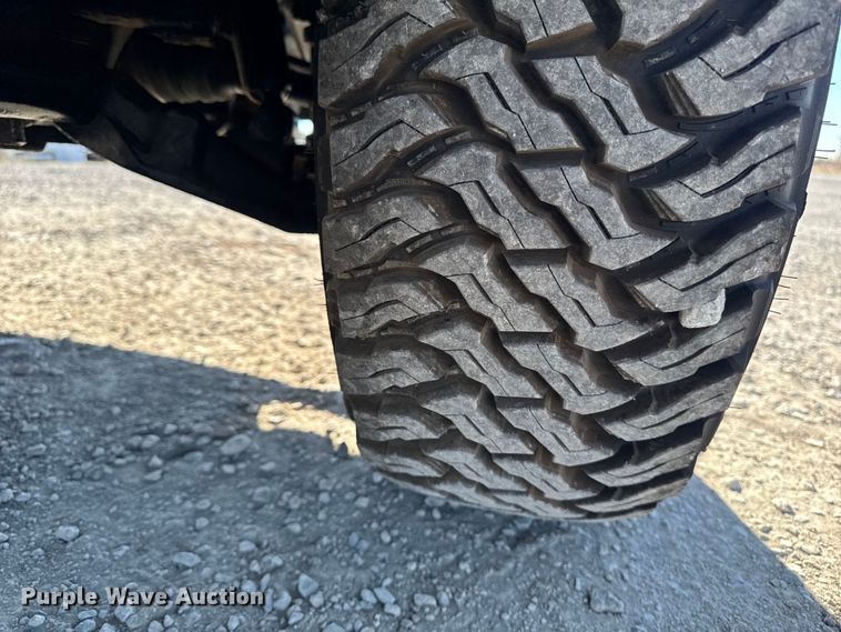 image for item ED1556 2000 Chevrolet Silverado 2500 flatbed pickup truck