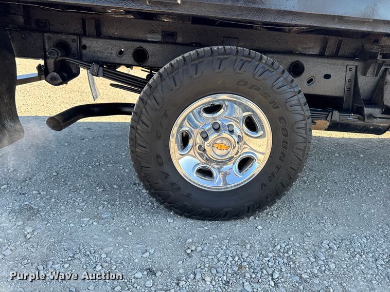 image for item ED1556 2000 Chevrolet Silverado 2500 flatbed pickup truck