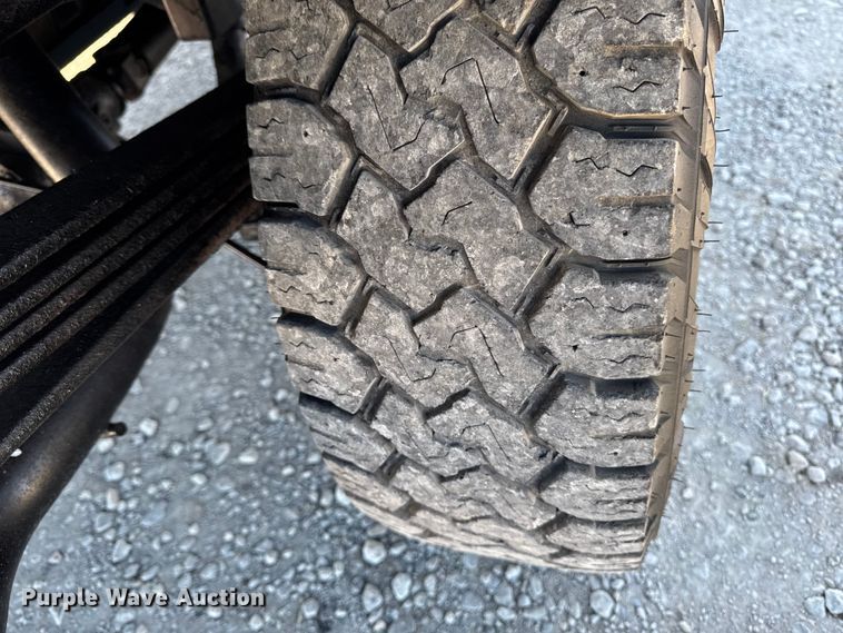 image for item ED1556 2000 Chevrolet Silverado 2500 flatbed pickup truck