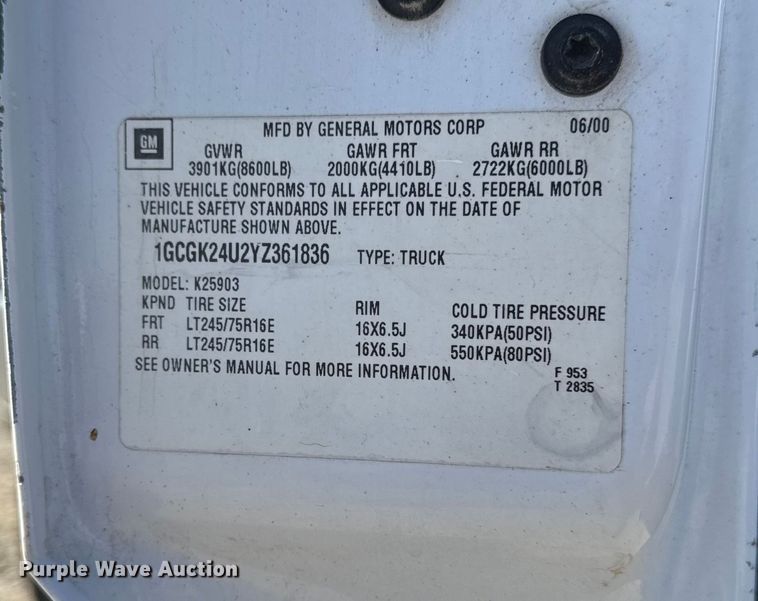 image for item ED1556 2000 Chevrolet Silverado 2500 flatbed pickup truck