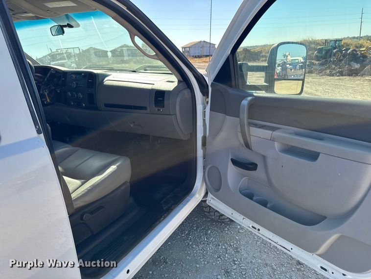 image for item ED1558 2012 Chevrolet Silverado 2500 HD Crew Cab pickup truck