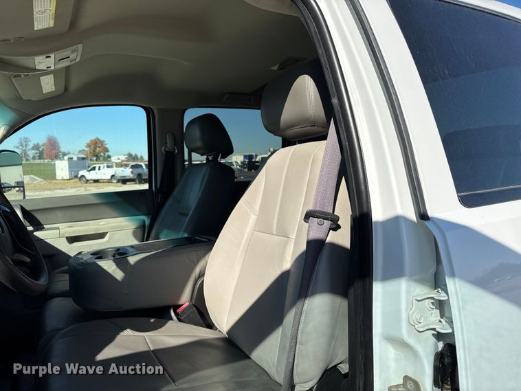 image for item ED1558 2012 Chevrolet Silverado 2500 HD Crew Cab pickup truck