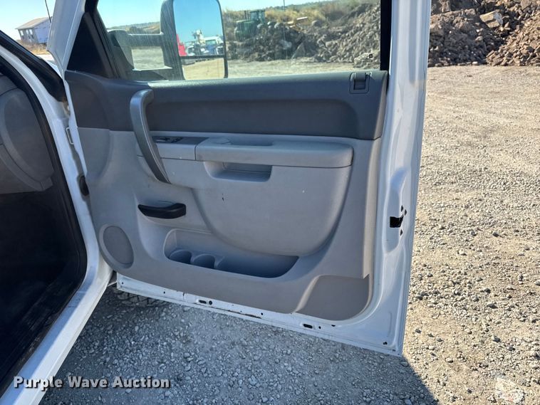 image for item ED1558 2012 Chevrolet Silverado 2500 HD Crew Cab pickup truck