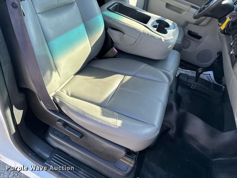 image for item ED1558 2012 Chevrolet Silverado 2500 HD Crew Cab pickup truck