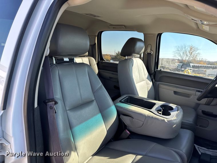 image for item ED1558 2012 Chevrolet Silverado 2500 HD Crew Cab pickup truck