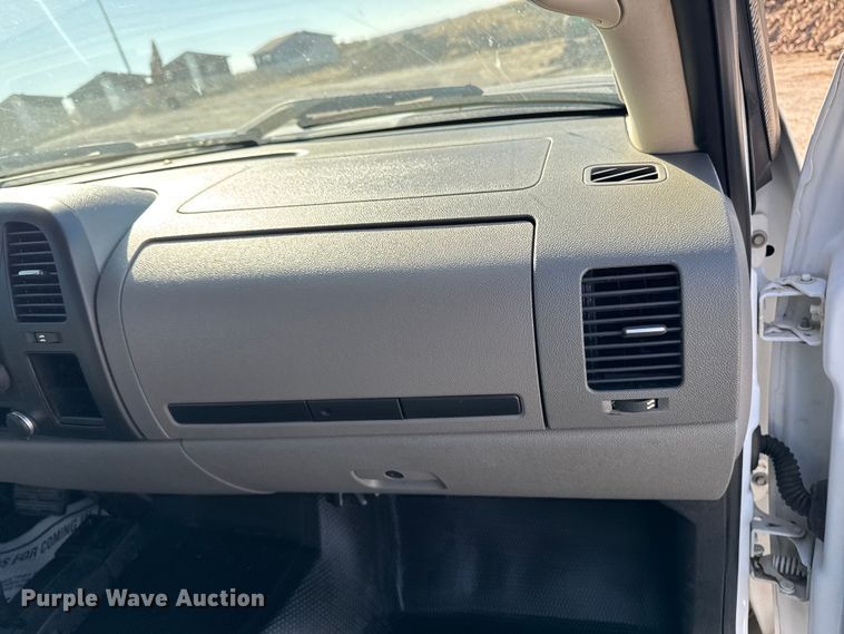 image for item ED1558 2012 Chevrolet Silverado 2500 HD Crew Cab pickup truck