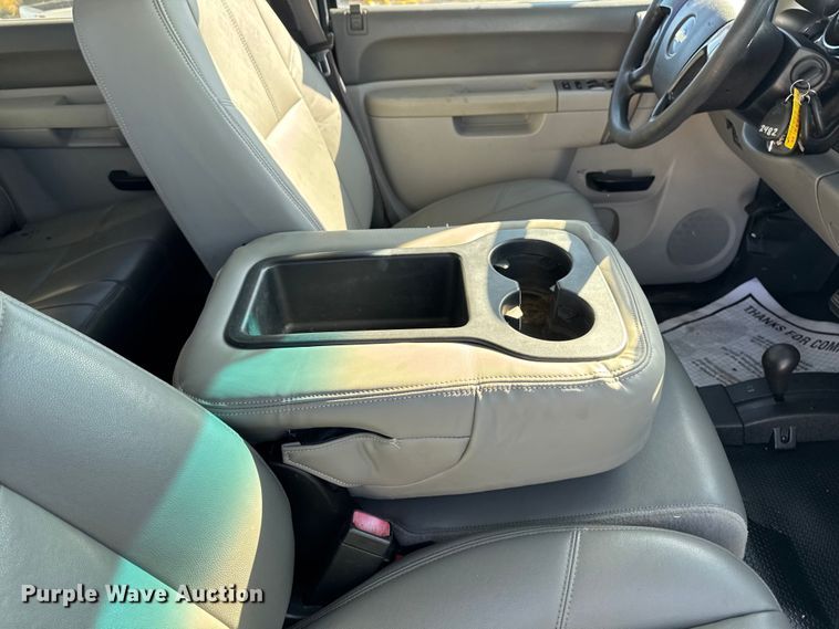 image for item ED1558 2012 Chevrolet Silverado 2500 HD Crew Cab pickup truck