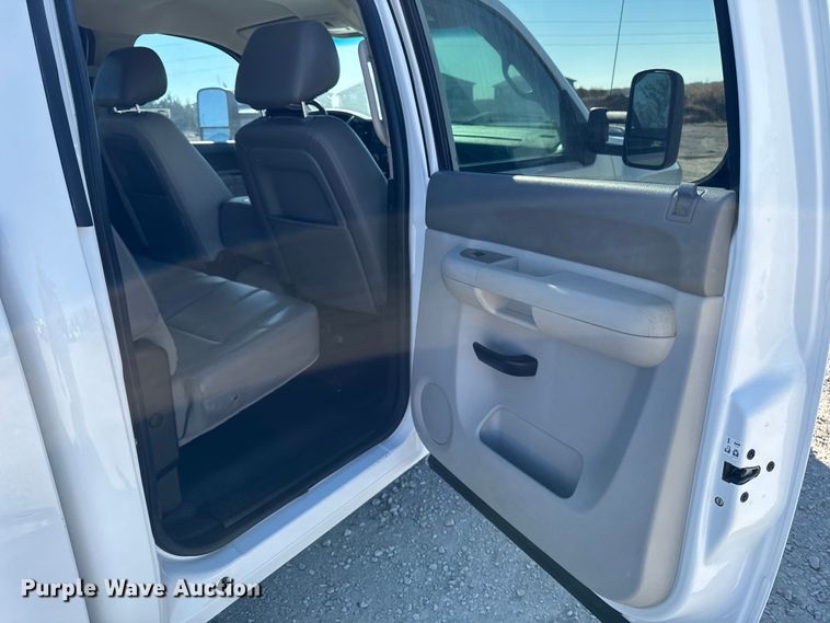 image for item ED1558 2012 Chevrolet Silverado 2500 HD Crew Cab pickup truck