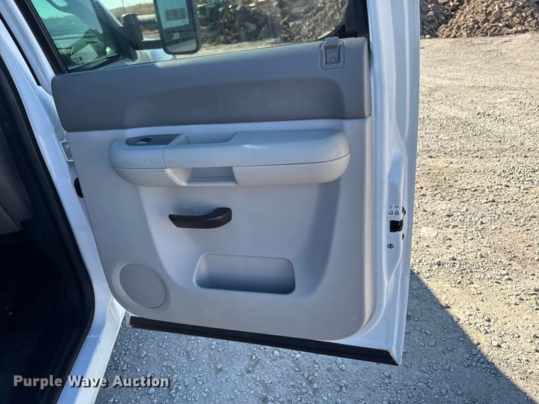 image for item ED1558 2012 Chevrolet Silverado 2500 HD Crew Cab pickup truck