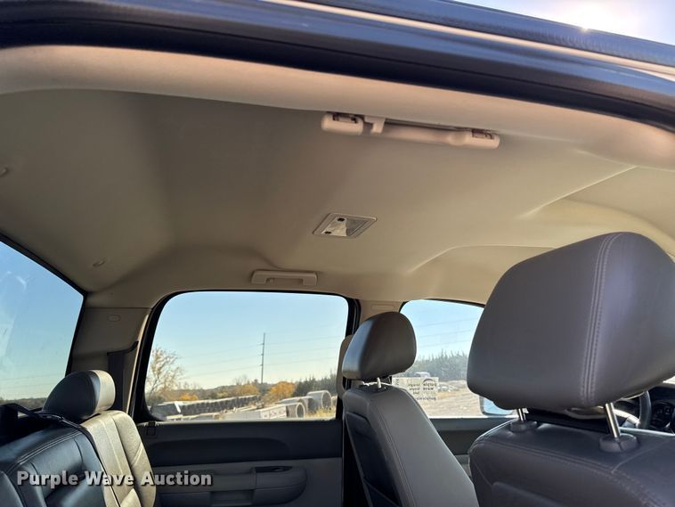 image for item ED1558 2012 Chevrolet Silverado 2500 HD Crew Cab pickup truck