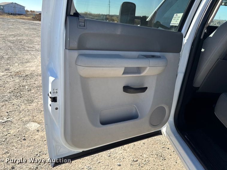 image for item ED1558 2012 Chevrolet Silverado 2500 HD Crew Cab pickup truck